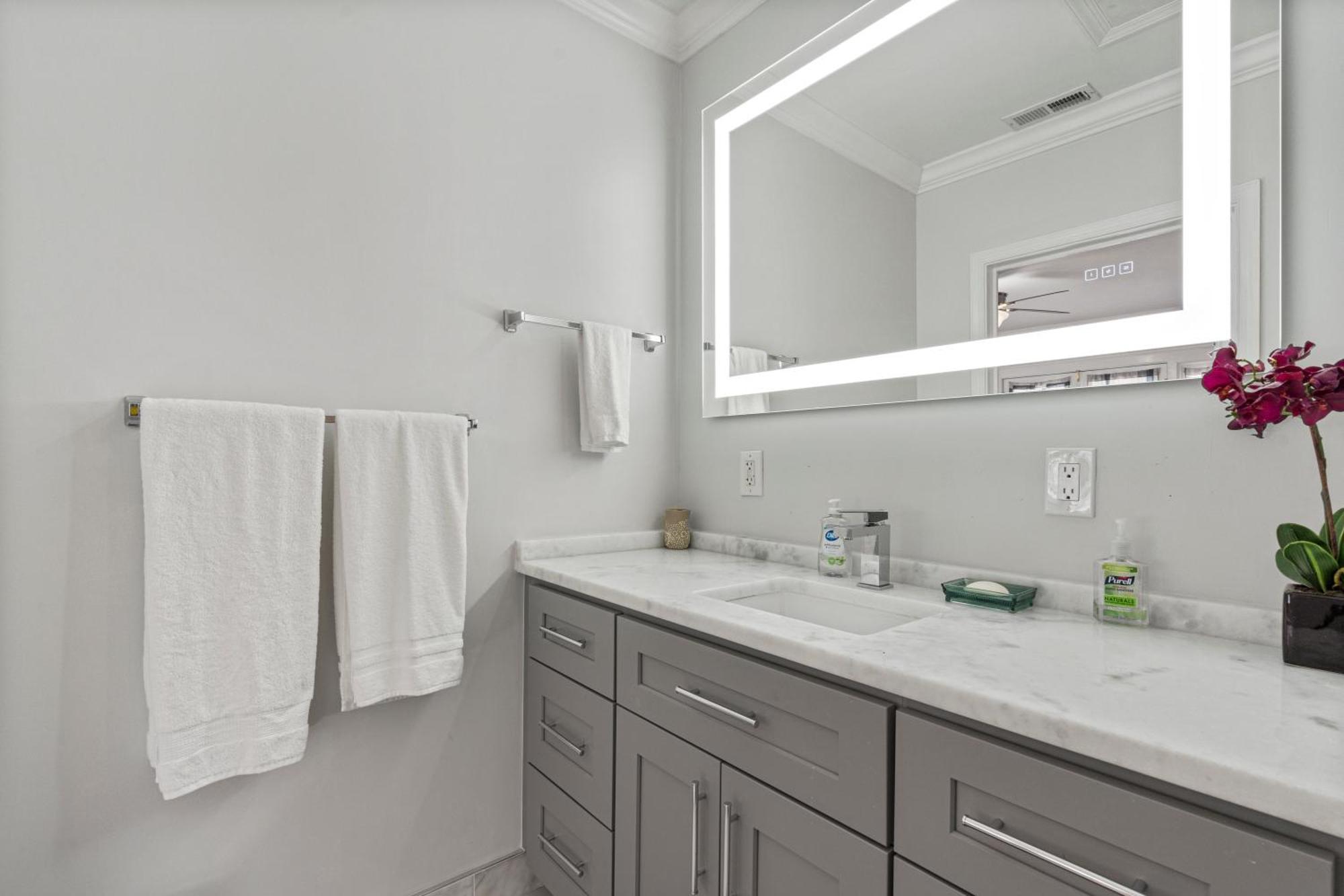 Modern & Comfy Suite Fort Washington Exterior photo